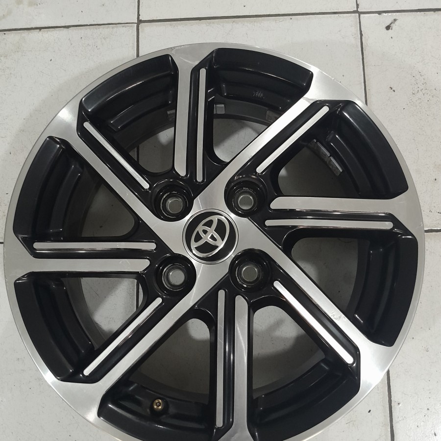 Velg Mobil Bekas Copotan New Calya Ring 14 Velg Saja Tanpa Ban Kondisi Mulus