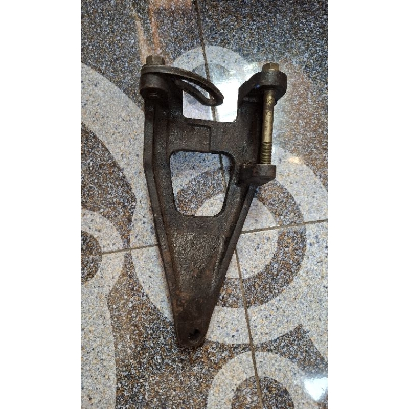 Breket pompa power steering taft gt