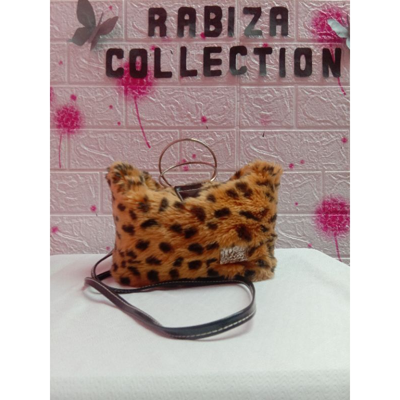 TAS SELEMPANG WANITA BULU RASFUR MOTIF KARAKTER