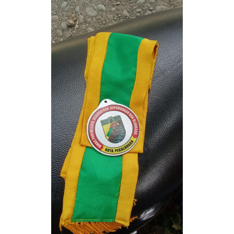 mendali logam dan samir ,mendali wisuda