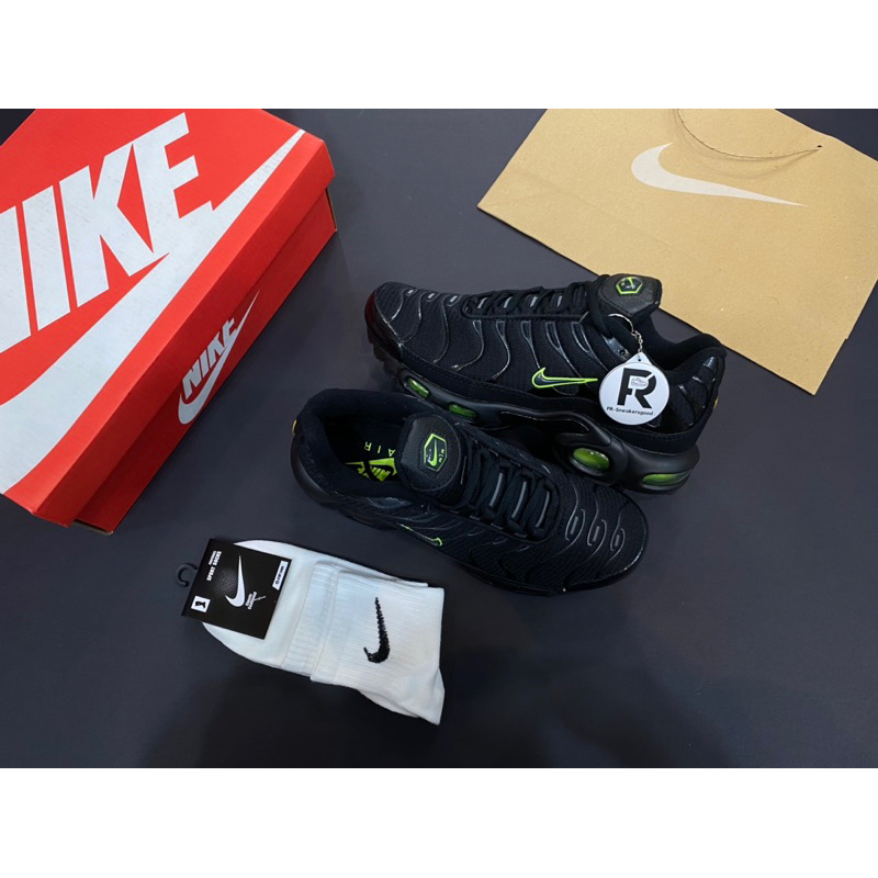 Sepatu Sneakers Pria Nike Airmax Plus TN Black Volt GS