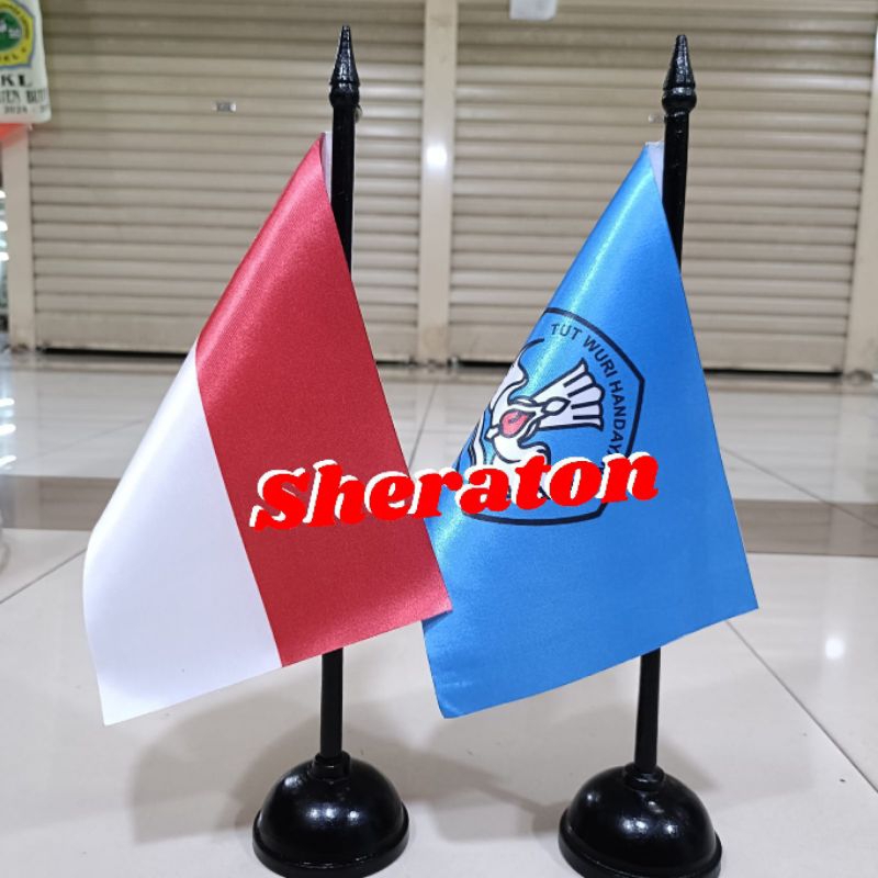 

tiang kayu meja+bendera sekolah TUT WURI dasar biru+Indonesia