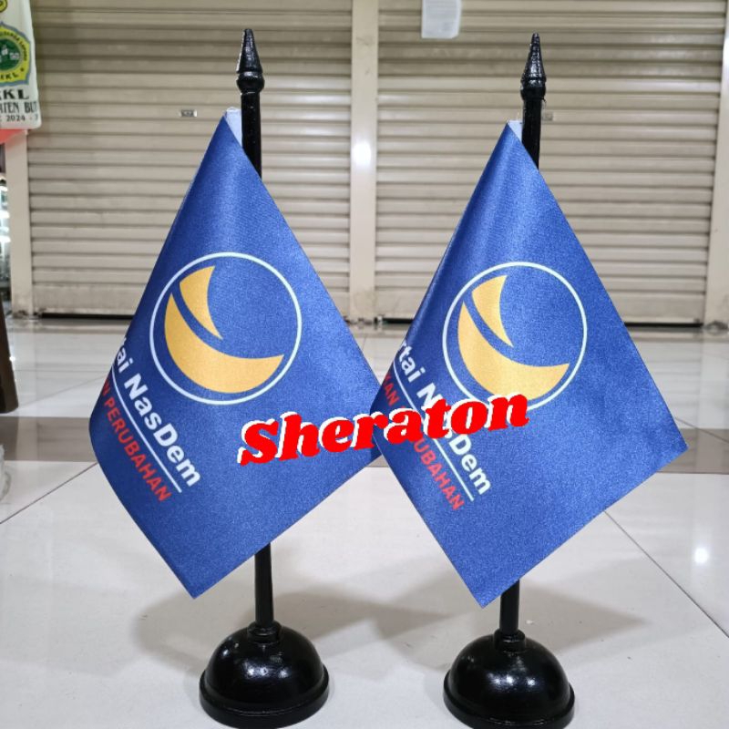 

tiang kayu meja+bendera partai NASDEM