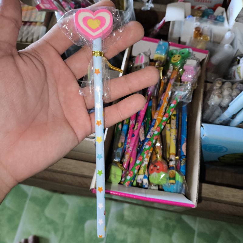 

Pensil dan penghapus karakter kartun