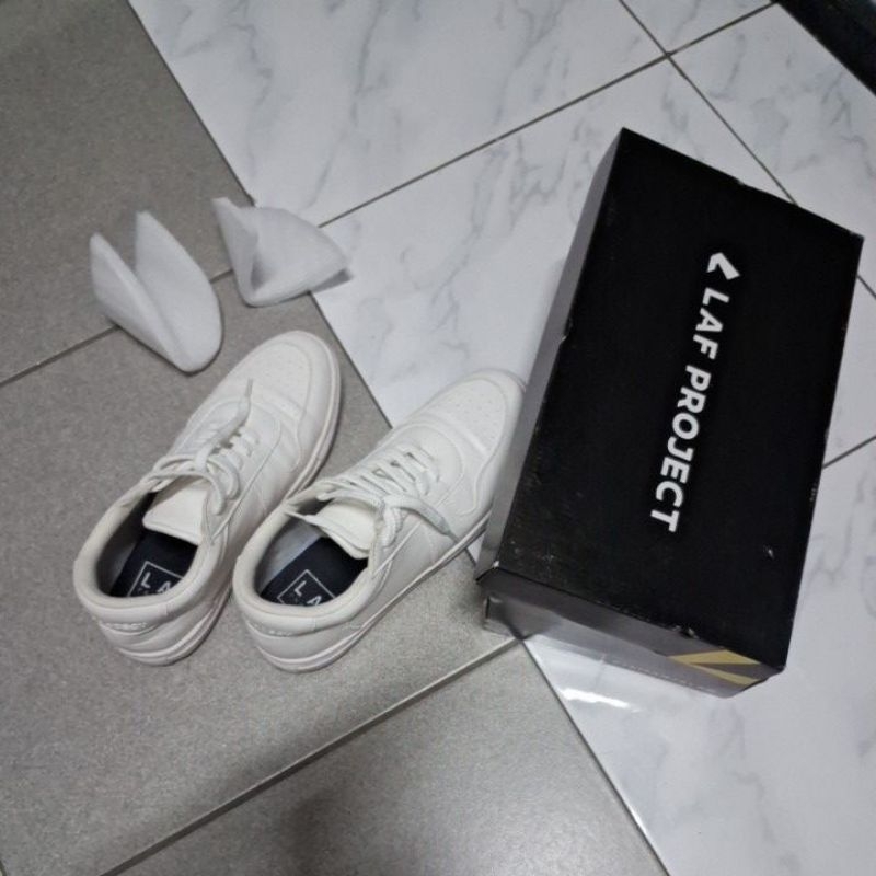 sneaker sepatu bekas putih ukuran 40 shoes prewed indoor olahraga tenis badminton hanya untuk foto b