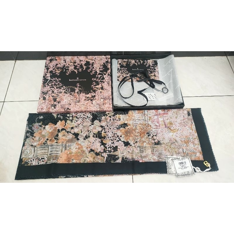 buttonscarves British