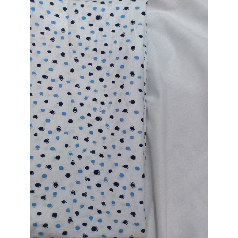 KAIN KATUN STRETCH MOTIF POLKADOT BIRU DASAR PUTIH (1,25 m = Rp38.000)