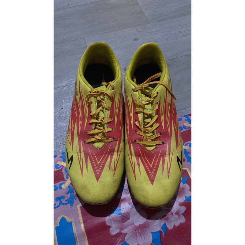 sepatu bola specs second size 40