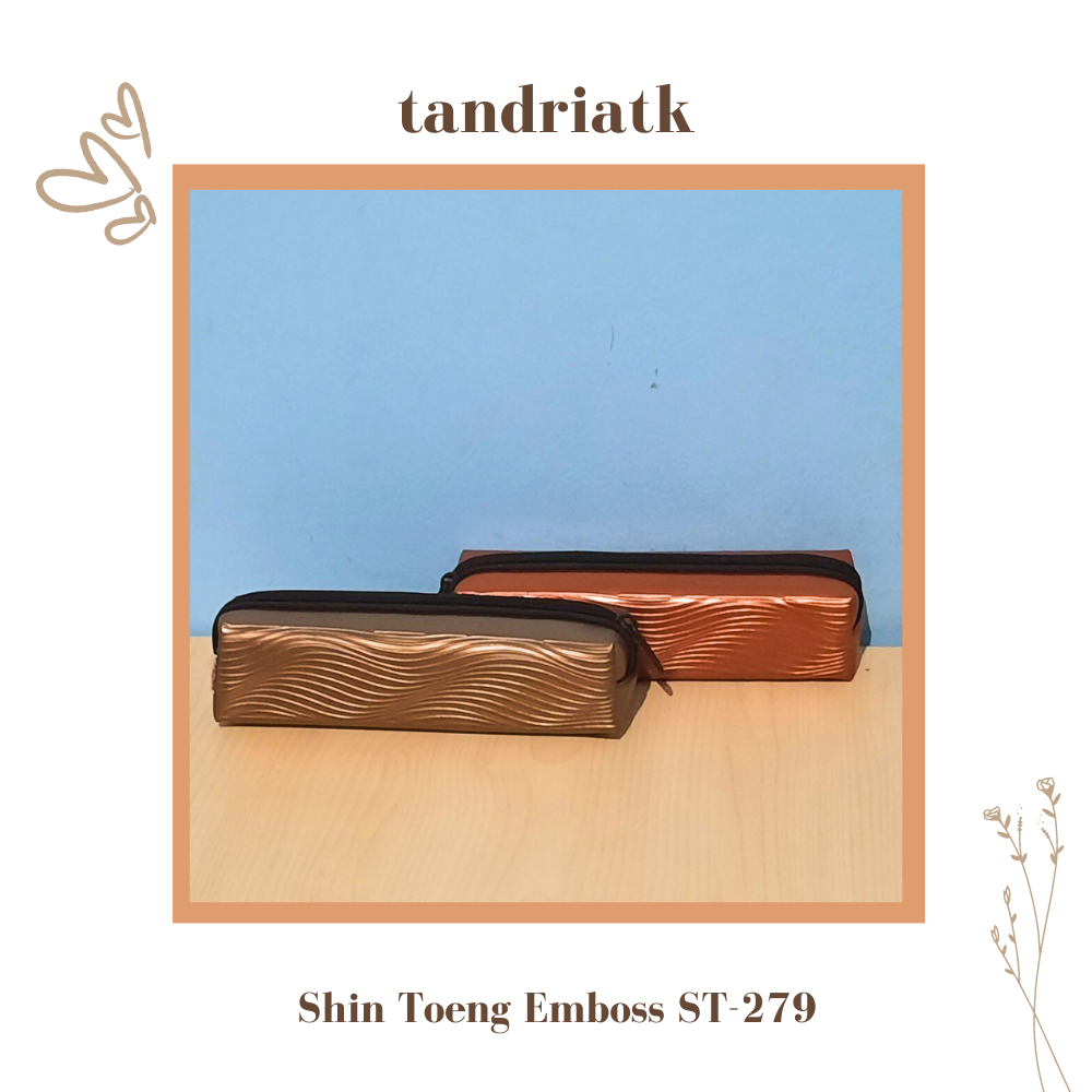 

Tempat Pensil Kain Kotak Pensil Shin Toeng ST 279 Emboss Salur Simple