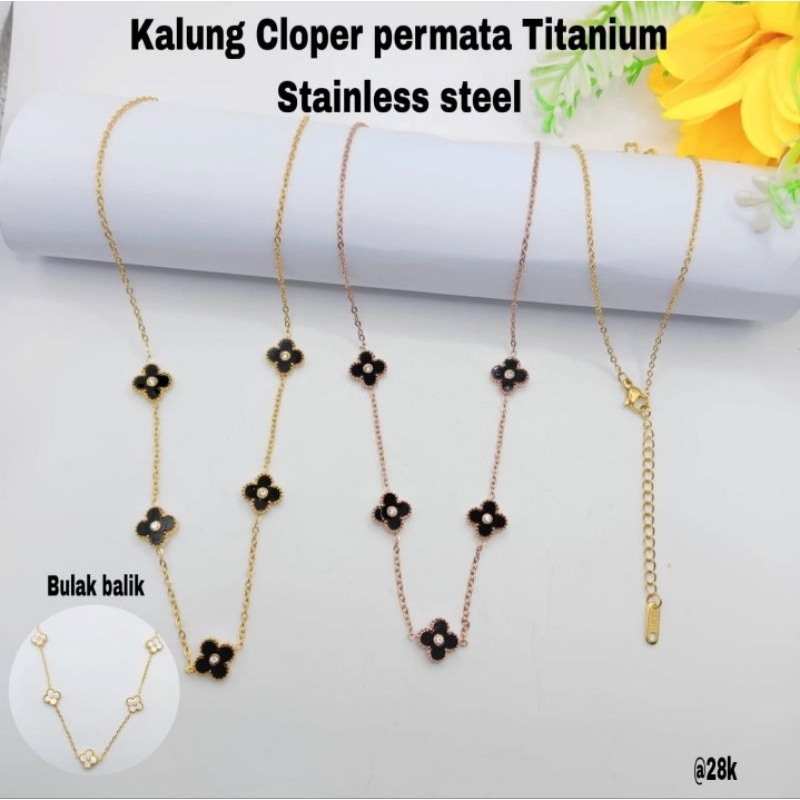 kalung clover bolak balik hitam putih 2warna titanium wanita