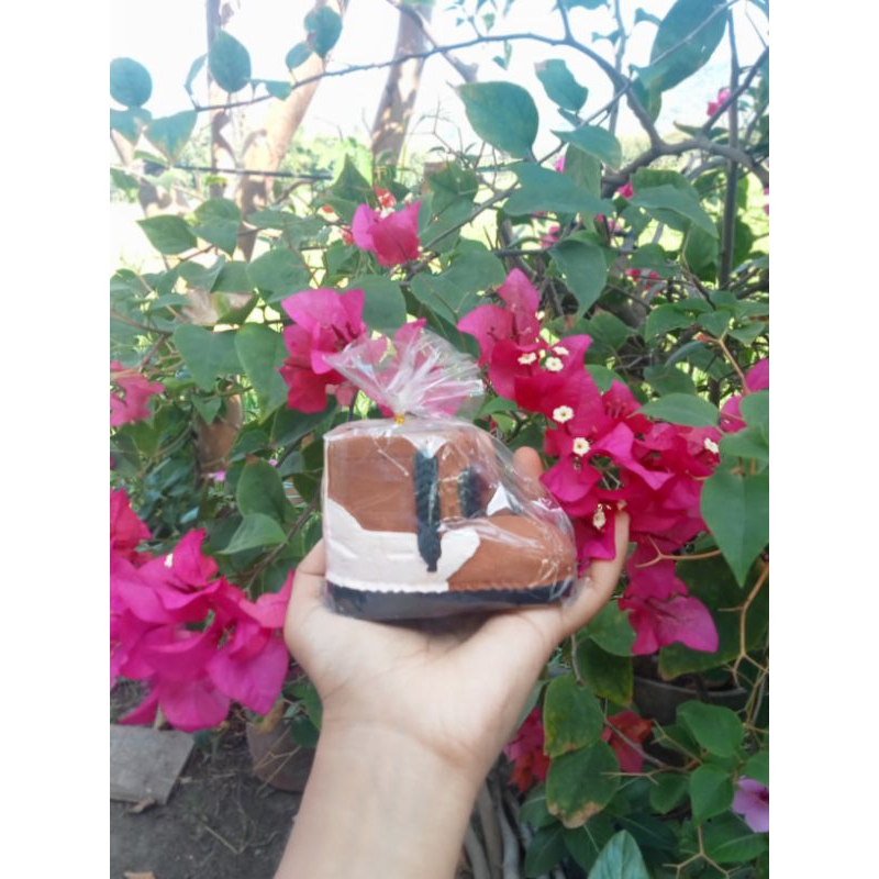 

Souvenir Pernikahan | Tempat Pensil | Sepatu