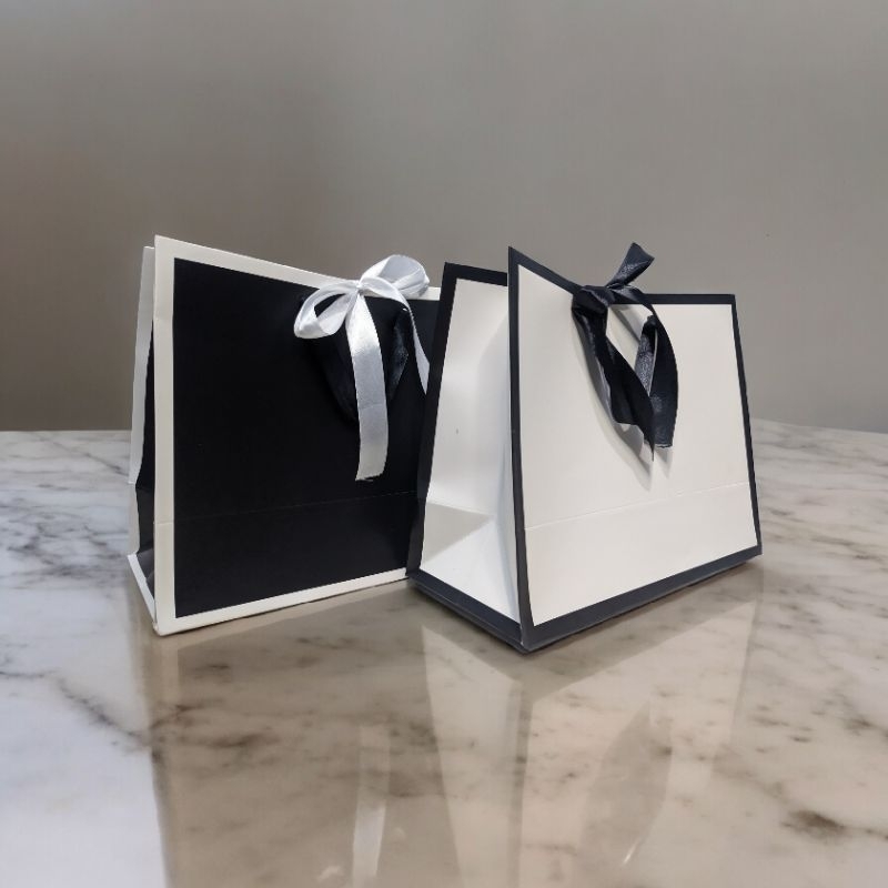 

Paperbag BW Series Pita Uk. 32,5 x 25 x 14 cm