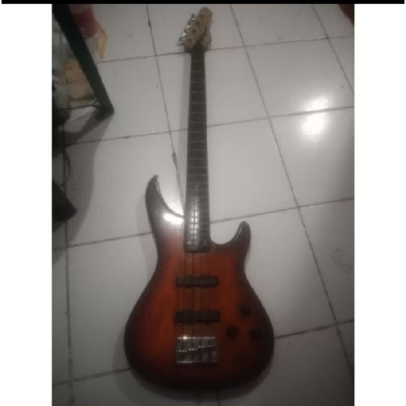 gitar listrik bass merek Ibanez