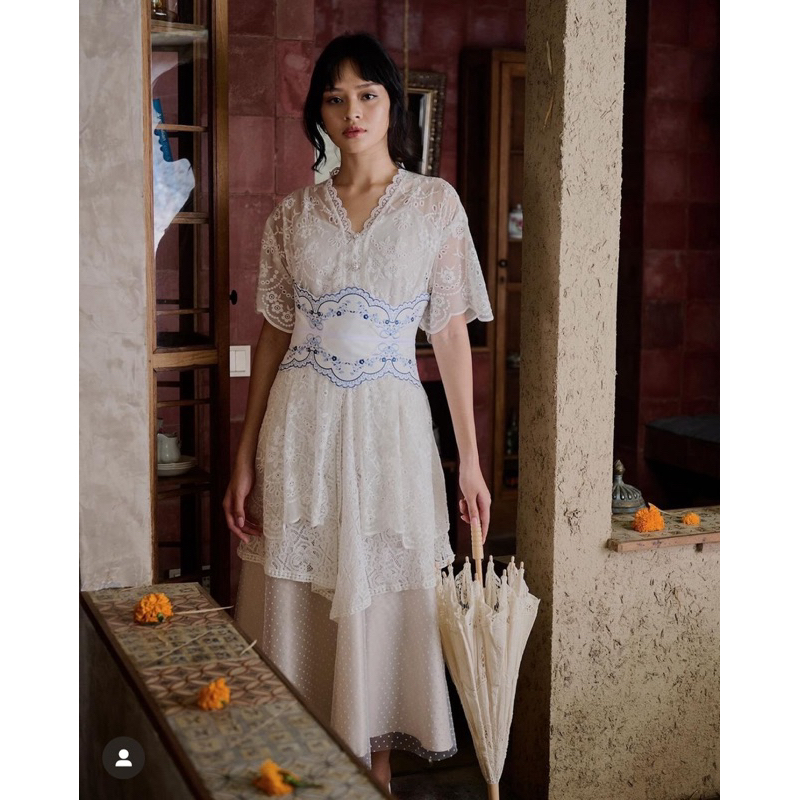 HANYA PENYEWAAN Senandung Set in White by Dewi Roam