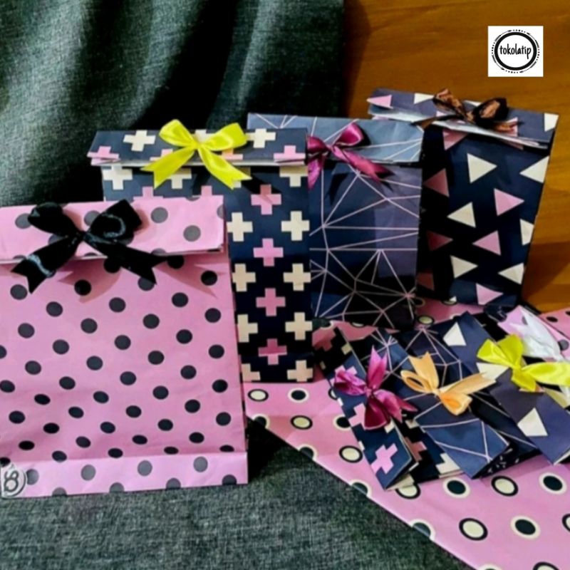 

Kertas Kado Lucu Aesthetic Custom Polos Batik Ukuran Kurleb 18×5×22cm