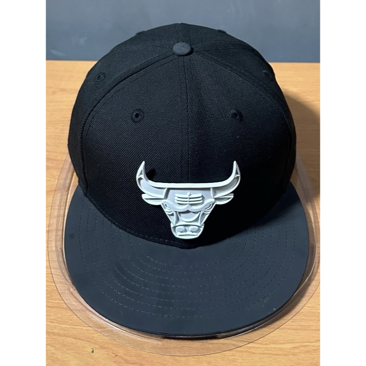 Topi New Era x Bulls Metal Logo 59fifty Fitted 7 3/4