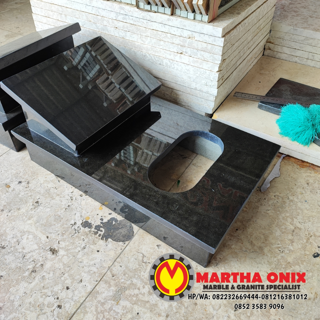 BATU NISAN ANAK MARMER HITAM MINIMALIS, MAESAN MAKAM ANAK MINIMALIS