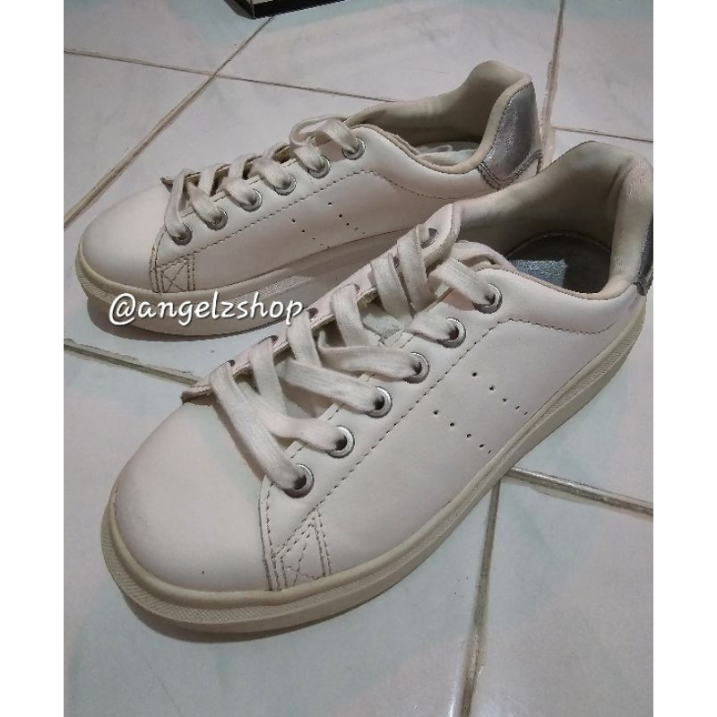 Preloved Sepatu Sneakers Wanita Putih