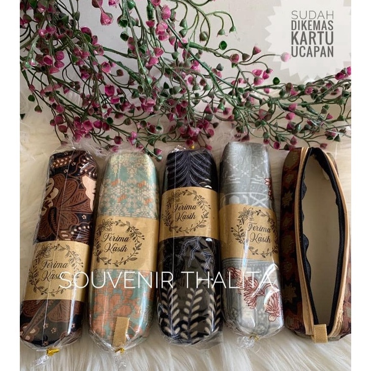 

KODE Q1E5 Souvenir Pernikahan 5 pcs Tempat Pensil Atau Pulpen Motif Batik Kemas Plastik