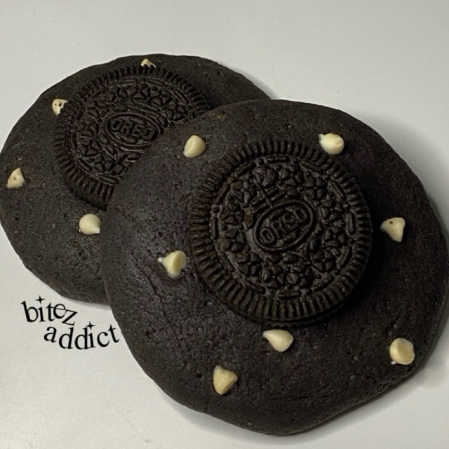 

bitez.addict | balckout oreo cheese cookies