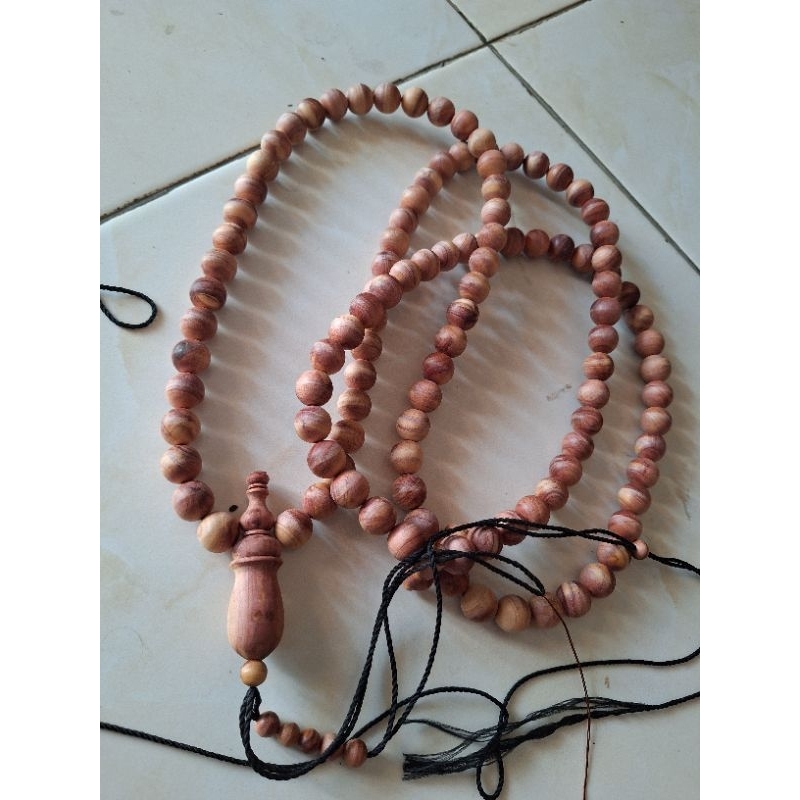 Tasbih Kayu Cendana Merah Harum Wangi Size12mm.