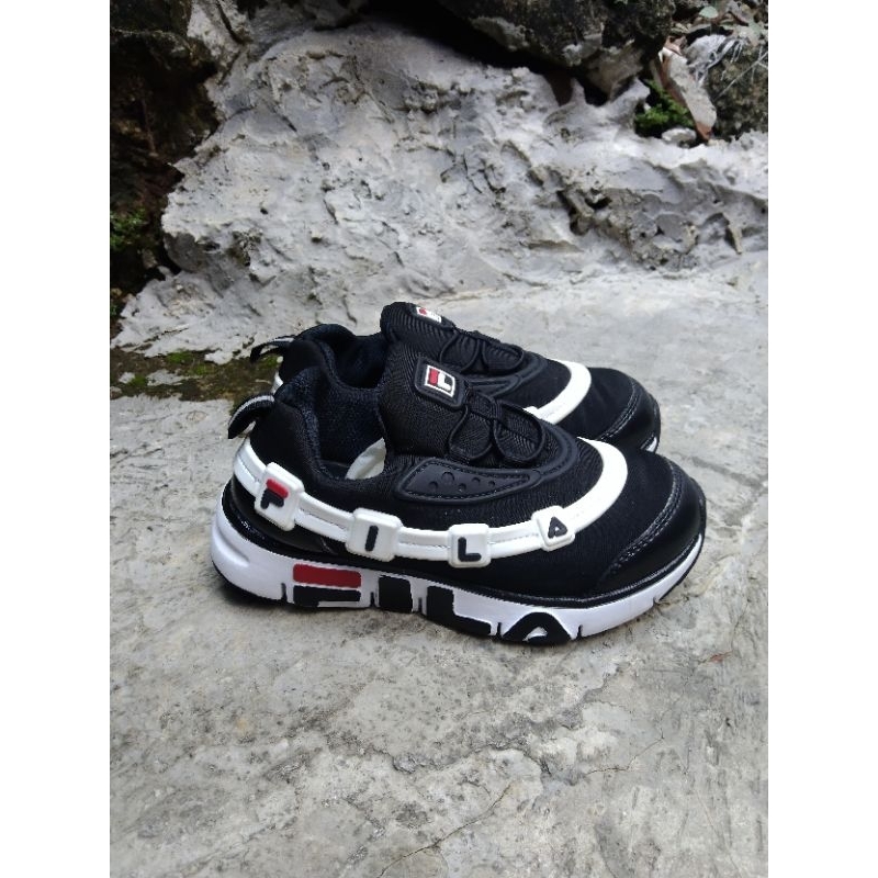 30 | Sepatu Anak Sekolah Fila Hitam Second
