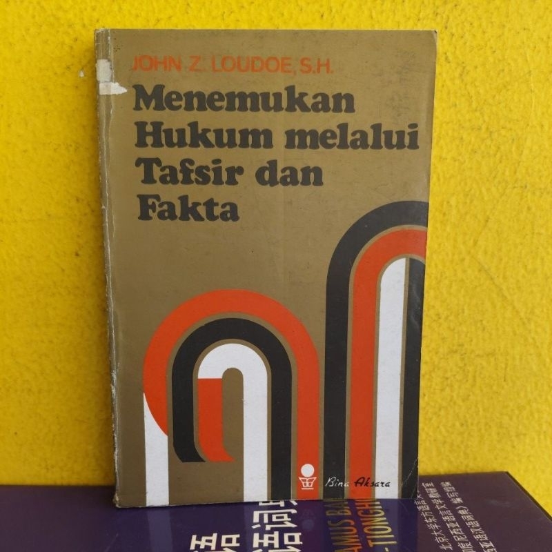 Buku Lawas • Menemukan Hukum melalui Tafsir dan Fakta by JOHN Z. by LOUDOE, S.H