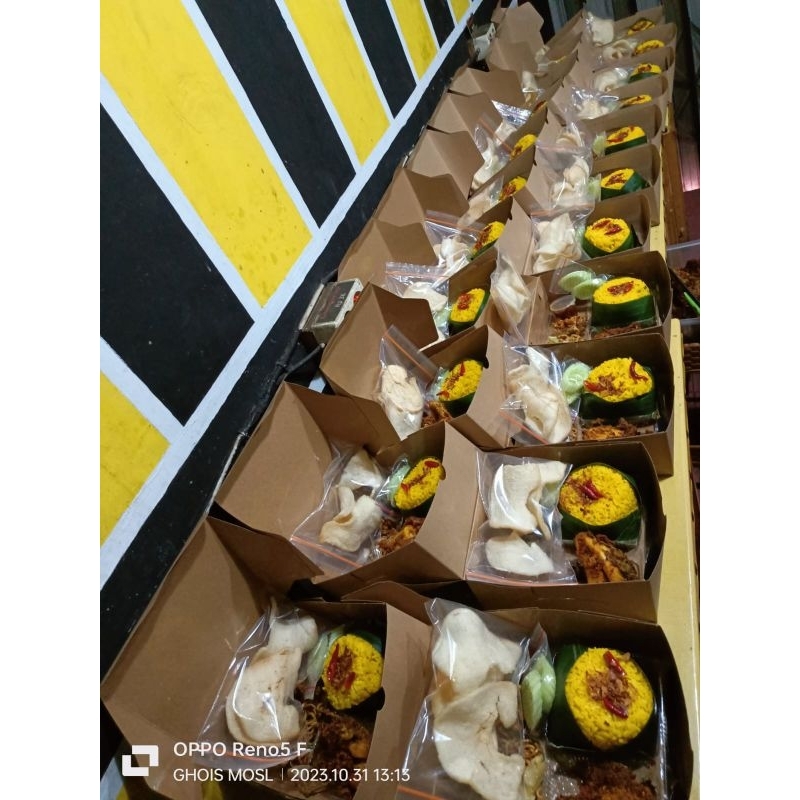 

Nasi Kuning Paket Komplit