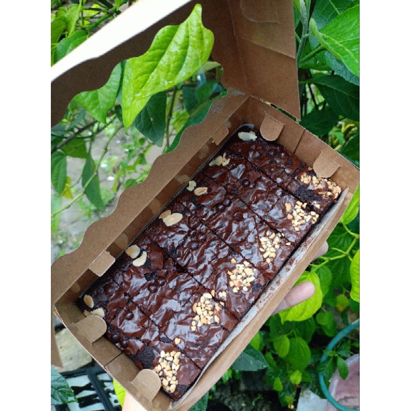 

Beli 2 box lebih murah/ Fudgy Brownies UK 20x10