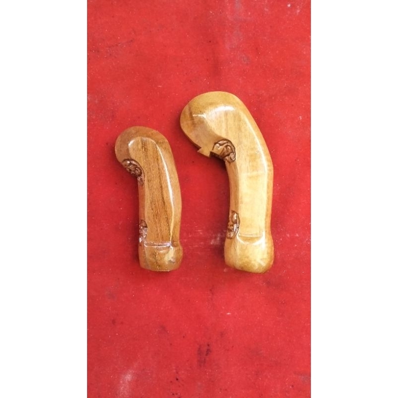 Deder kayu ukir (handle keris)