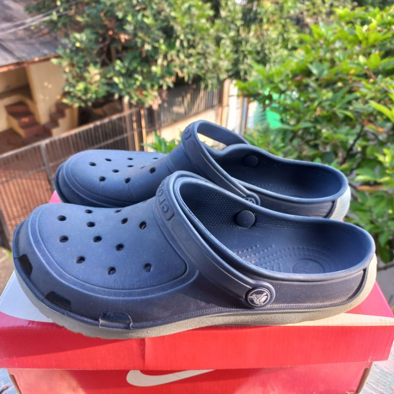 Sandal pria crocs size 42