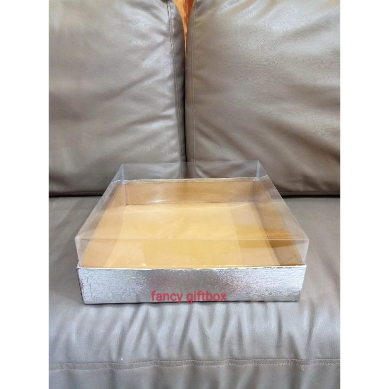 

kotak kue 22x22x tinggi mika 10cm (polos)