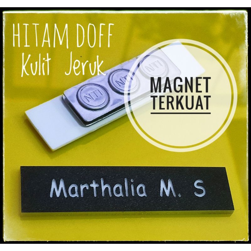 

Name Tag Hitam Doff Style KULIT JERUK, UKIR / Gravir - Pengait Magnet Terkuat - TAHAN AMAN DARI CAIRAN SEMPROTAN PARFUM