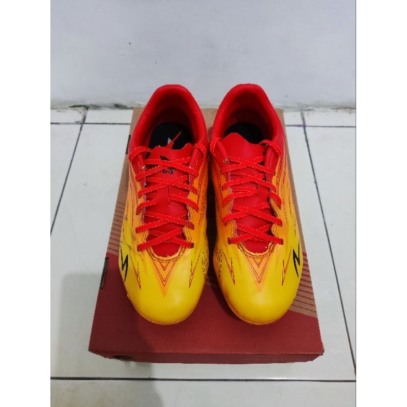 sepatu bola specs accelerator second