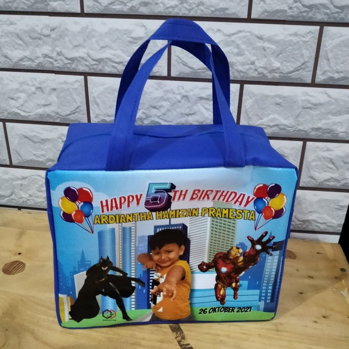 

[GRATIS DESAIN] tas souvenir premium ukuran 25x13x20 / tas ultah unik / tas ulang tahun / bisa tambah foto anak