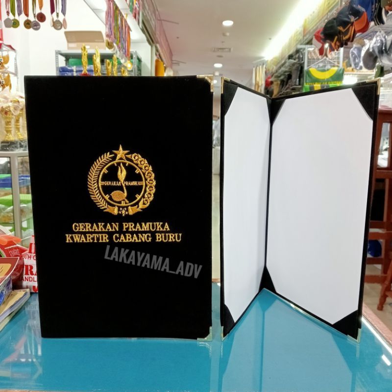 

map beludru custom logo proses bordir komputer dengan benang emas