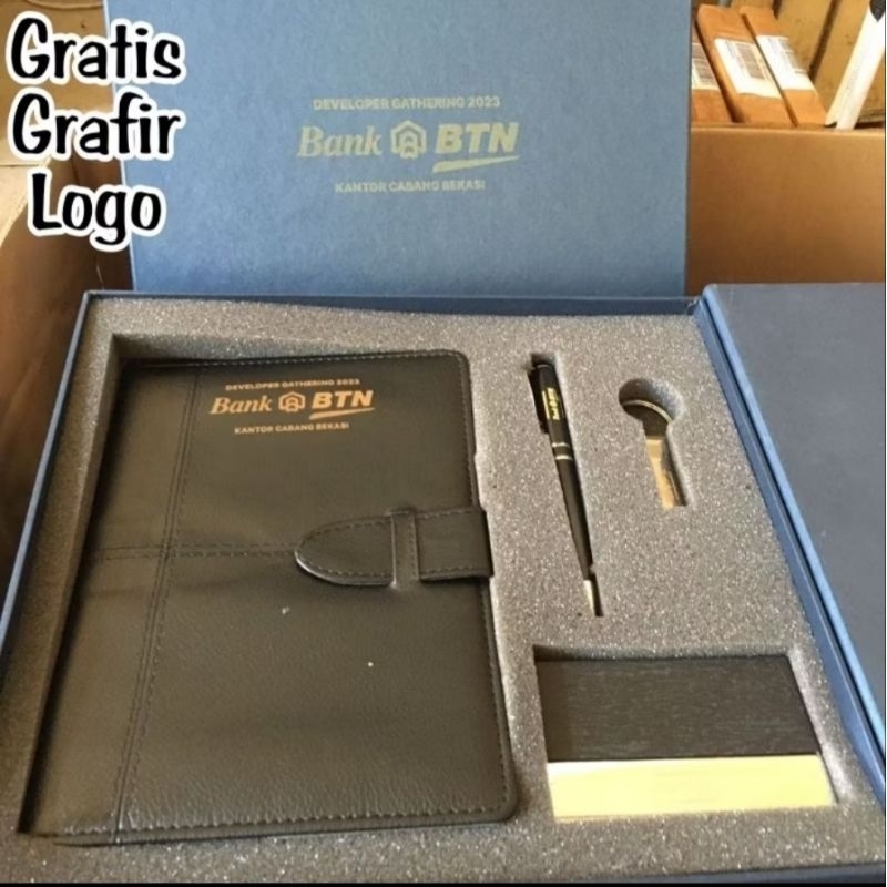 

⭐⭐⭐⭐⭐GiftSet Hampers NoteBook + Bulpoint + USB 32Gb + Card Holder Exclusive Free Grafir Nama/Logo + Hard Box Exclusive