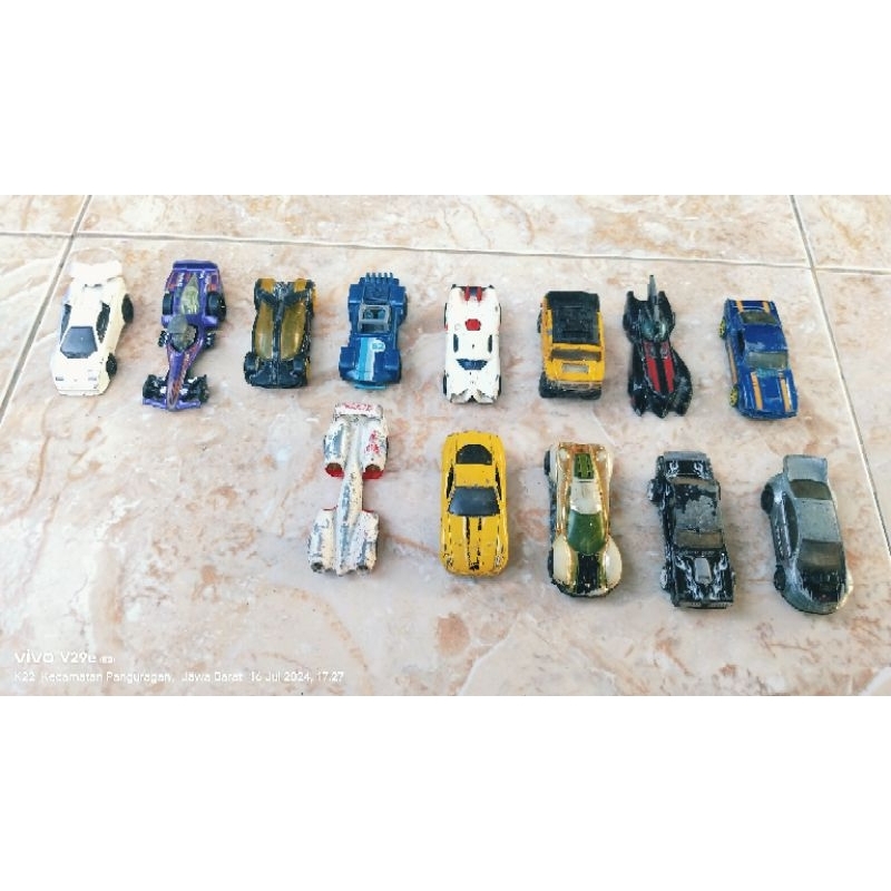 mainan mobil bekas (hotwheels)