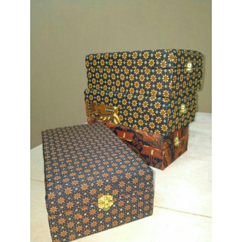 

Box Plakat Akrilik Premium Batik 13 x 23,5 Cm