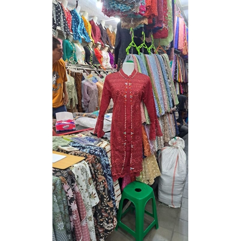 kebaya  tunik wisuda modern broklat 3 layer warna merah maroon