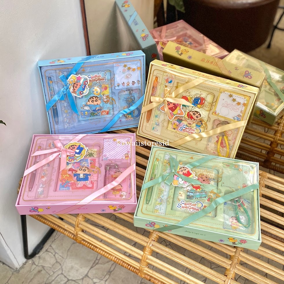 

Gift Set Hadiah Karakter Sinchan Kado Alat Tulis Binder Buku Kuliah ID Card Penggaris Pulpen Stationery Unik Perlengkapan Sekolah Lucu Gift Hadiah Kado
