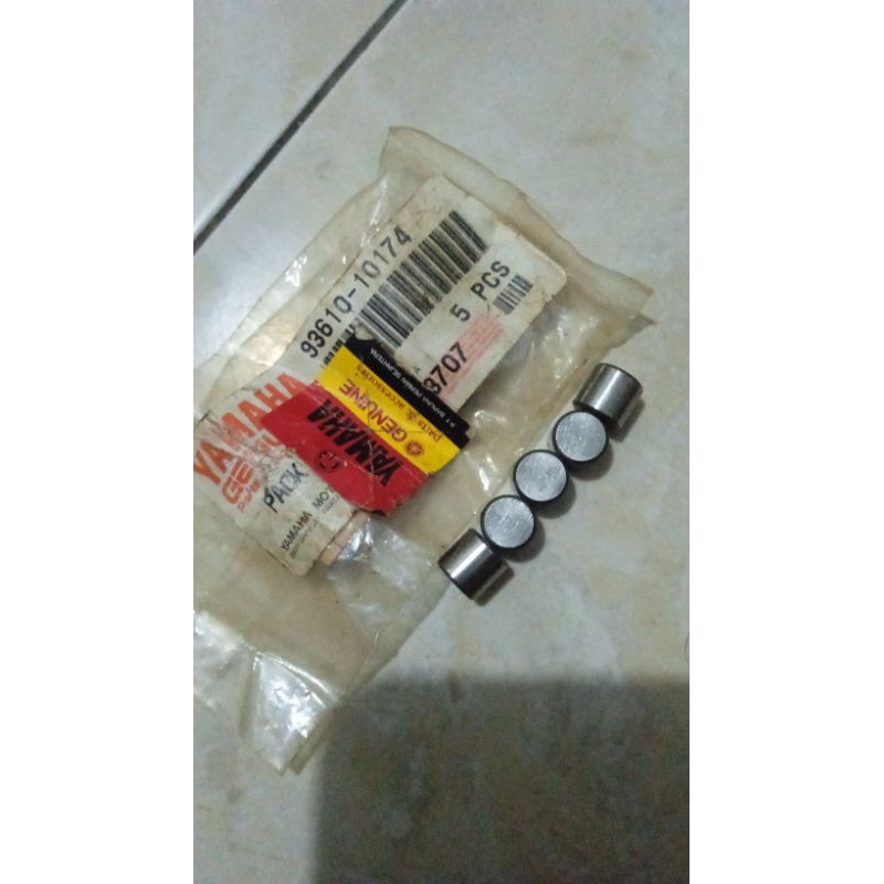 MIMIS STATER PIN DOWEL 93610-10174 UNTUK STARTER CLUTCH FIZ-R VEGA R JUPITER Z 110 ORI ORIGINAL YAMA