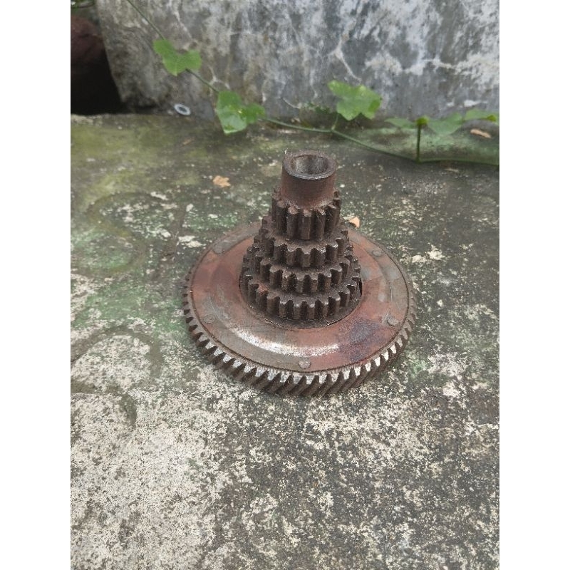 gigi borobudur vespa super