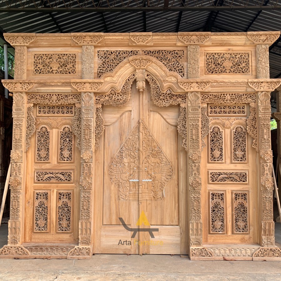 Pintu Gebyok motif Gunungan wayang