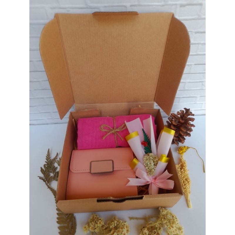 

Hampers Hijab premium Hadiah Kado / Gift Box Cewek Hijab / Hampers Lebaran / Hampers Ulang Tahun / Hampers Wisuda