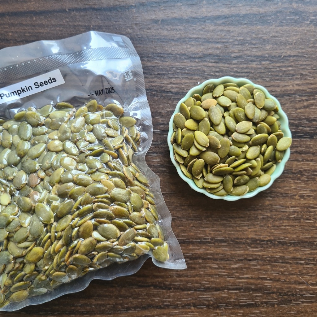 

Kuaci Biji Labu Mentah ( Pumpkin Seed / Seeds ) 1000 gr - Premium Grade AAA