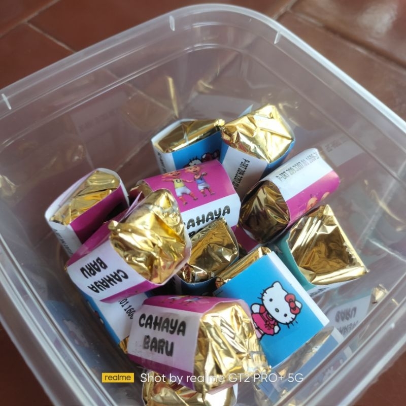 

coklat piramid karakter