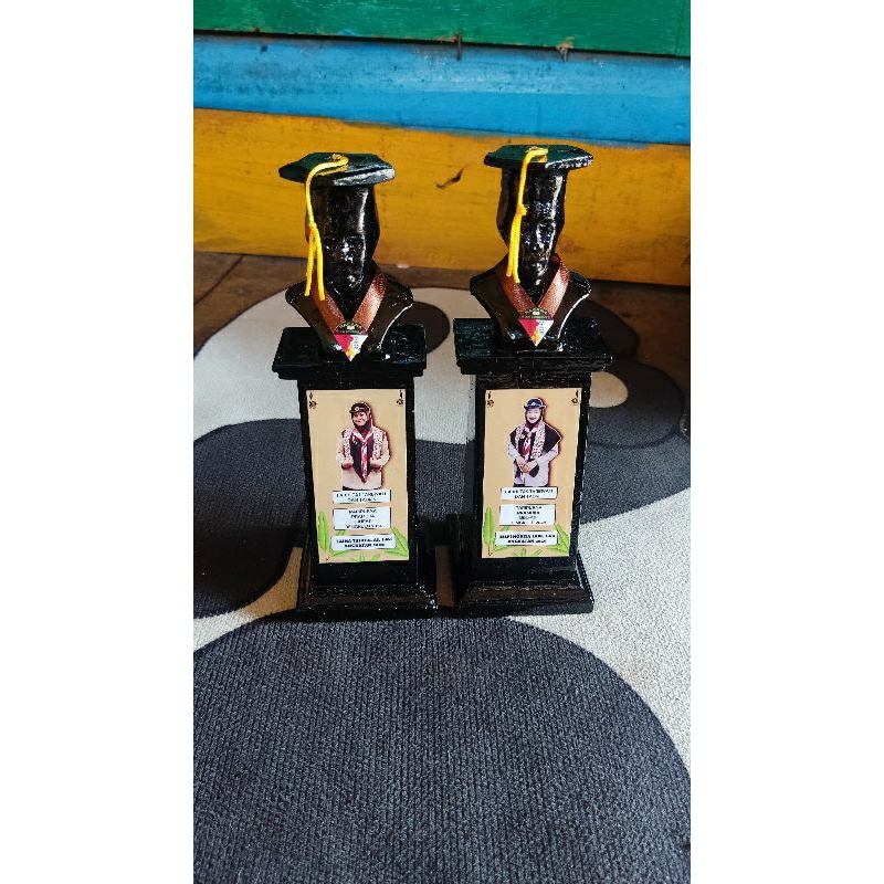 

patung wisuda terbuat dari bahan baku resin berat per pc. nya 450gram sekilo muat 2 pc