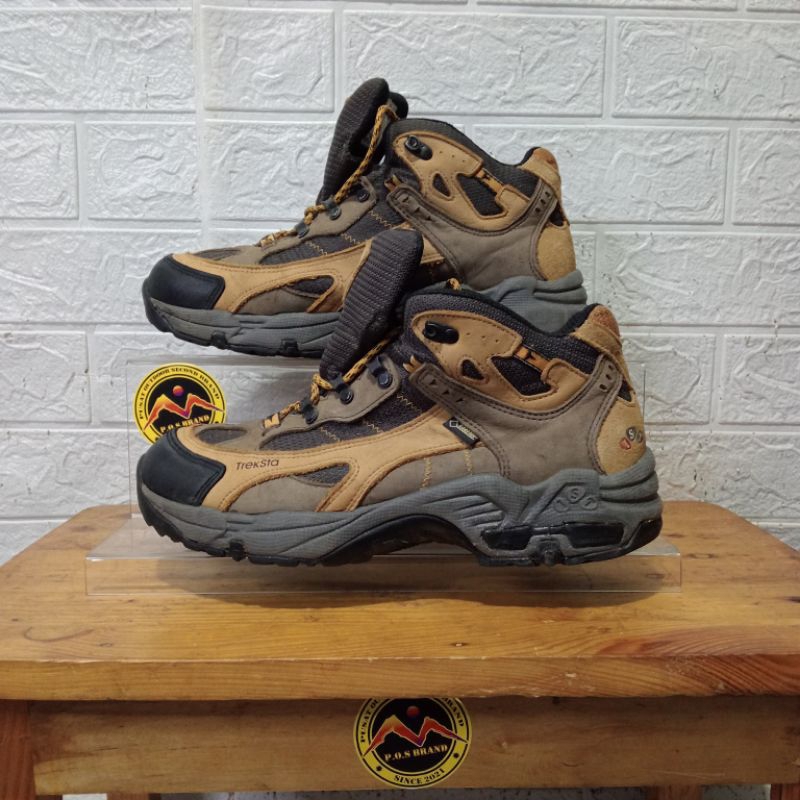 sepatu outdoor TREKSTA second