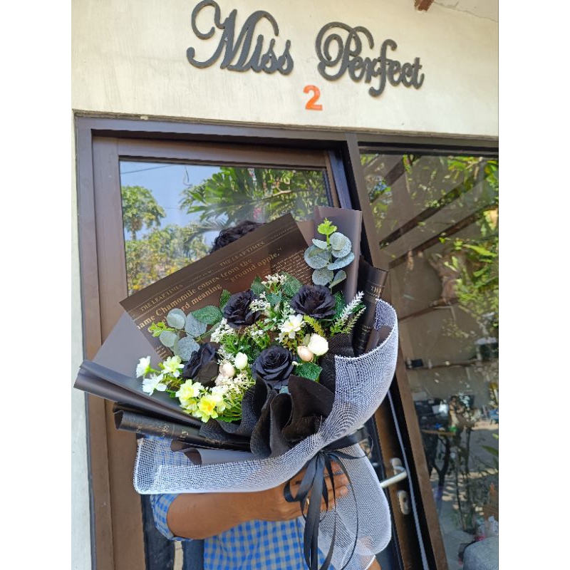 buket bunga mawar hitam palsu artificial Surabaya wisuda sidang anniversary